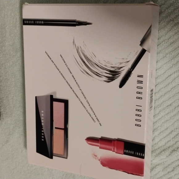 Bobbi Brown Pretty Cool Eye Cheek & Lip Kit NEW IN BOX - Picture 2 of 8
